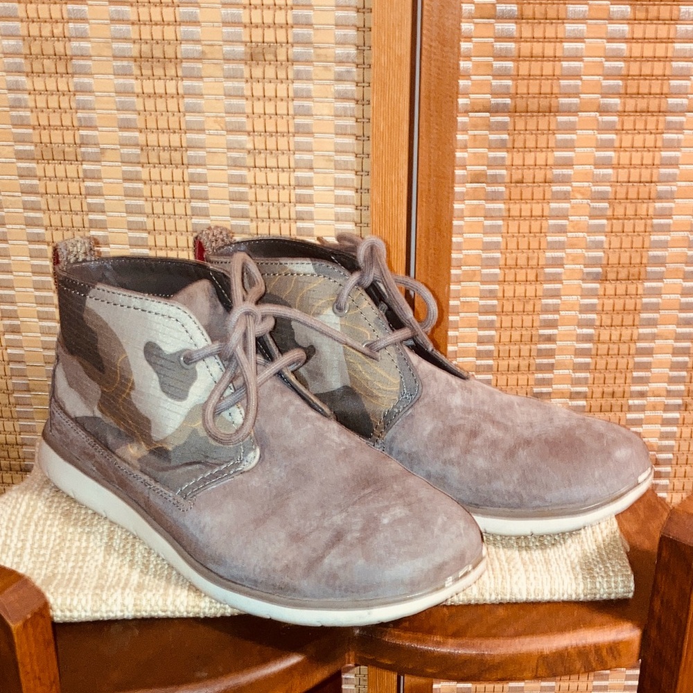 UGG | MEN’S FREAMON GRAY/CAMO SUEDE & NYLON CHUKKA ANKLE BOOTS  - Size 7.5
